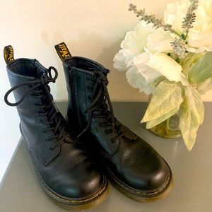 Dr Martens boots black kids size 7 with care kit